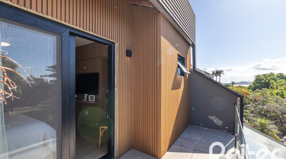 Casa à venda com 208m², 3 dormitórios, 3 suítes, 2 vagas, no bairro Vila Conceição em Porto Alegre