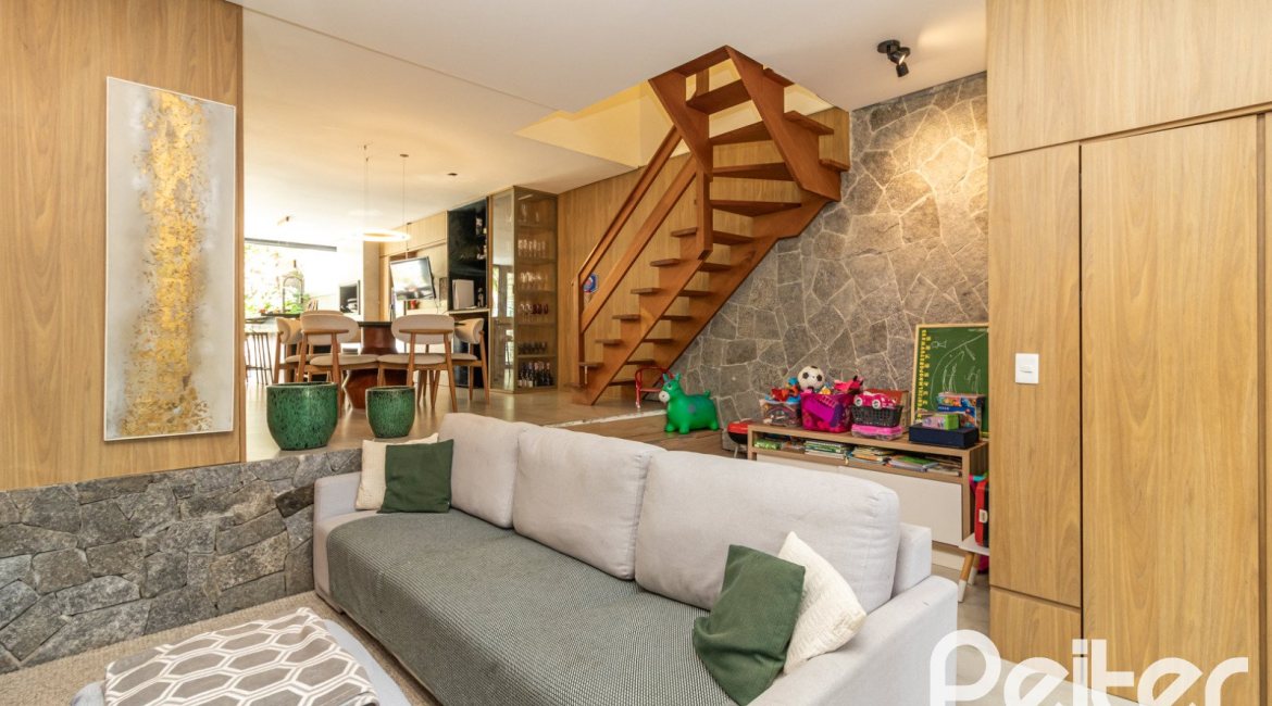 Casa à venda com 208m², 3 dormitórios, 3 suítes, 2 vagas, no bairro Vila Conceição em Porto Alegre