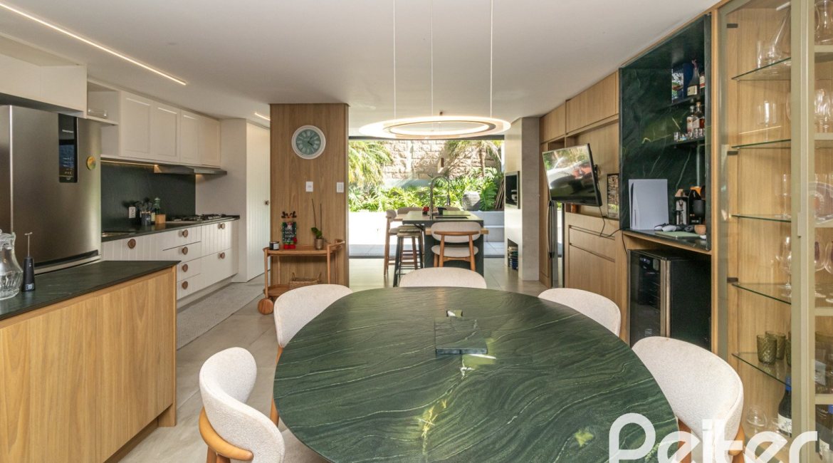 Casa à venda com 208m², 3 dormitórios, 3 suítes, 2 vagas, no bairro Vila Conceição em Porto Alegre