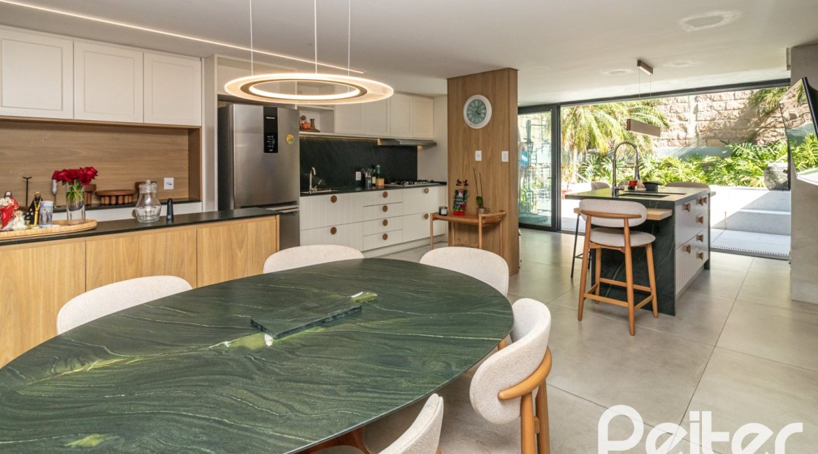 Casa à venda com 208m², 3 dormitórios, 3 suítes, 2 vagas, no bairro Vila Conceição em Porto Alegre