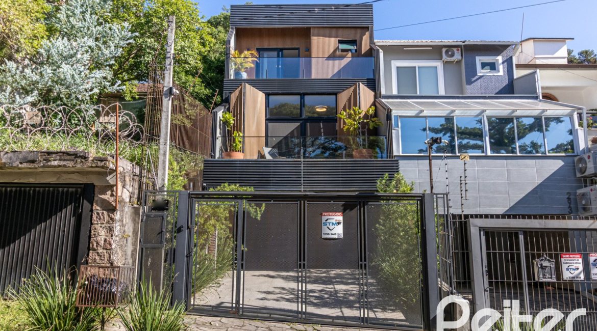 Casa à venda com 208m², 3 dormitórios, 3 suítes, 2 vagas, no bairro Vila Conceição em Porto Alegre