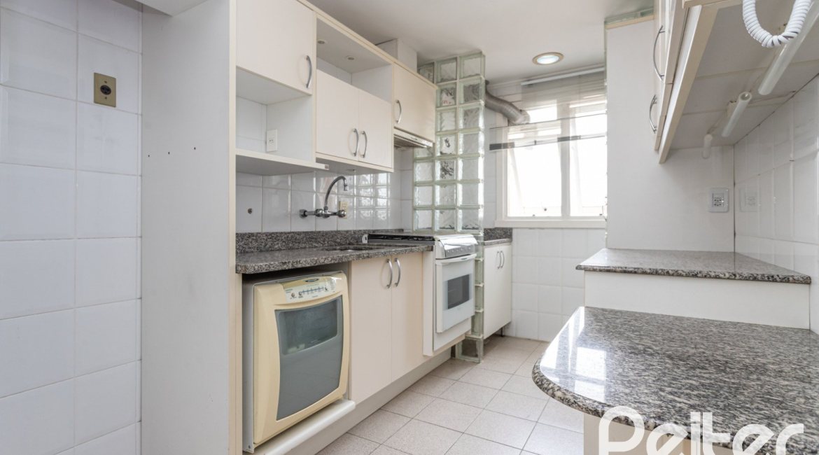 Cobertura à venda com 165m², 3 dormitórios, 1 suíte, 1 vaga, no bairro Tristeza em PORTO ALEGRE