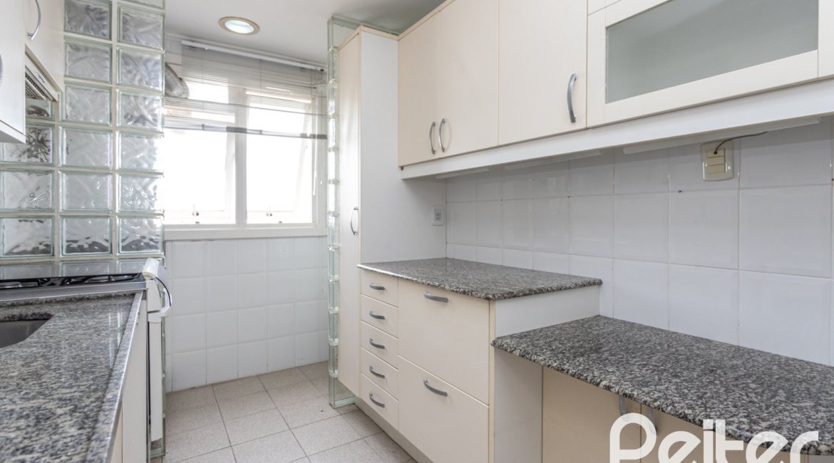 Cobertura à venda com 165m², 3 dormitórios, 1 suíte, 1 vaga, no bairro Tristeza em PORTO ALEGRE