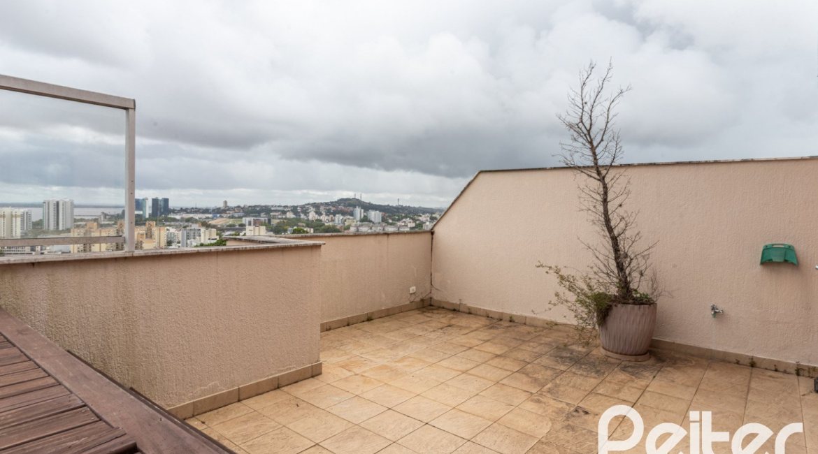 Cobertura à venda com 165m², 3 dormitórios, 1 suíte, 1 vaga, no bairro Tristeza em PORTO ALEGRE