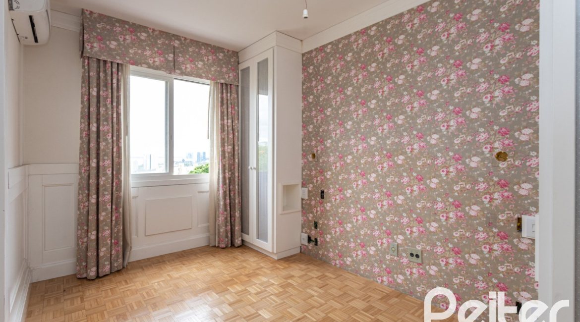 Cobertura à venda com 165m², 3 dormitórios, 1 suíte, 1 vaga, no bairro Tristeza em PORTO ALEGRE