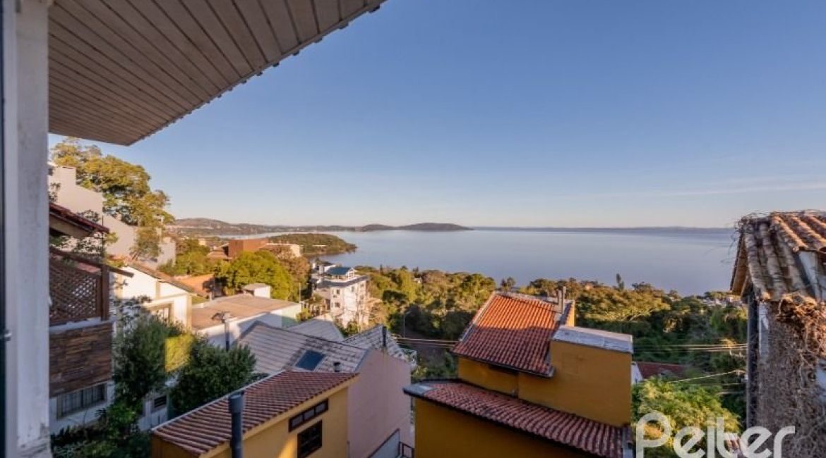 Casa à venda com 215m², 3 dormitórios, 1 suíte, 2 vagas, no bairro Sétimo Céu em Porto Alegre