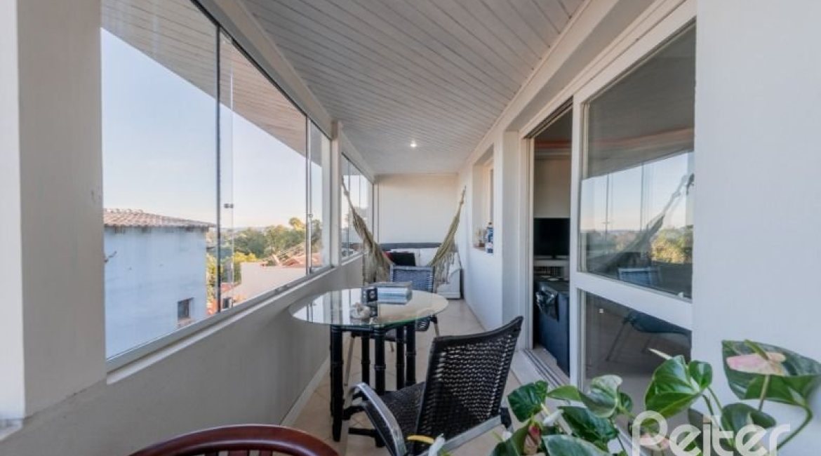 Casa à venda com 215m², 3 dormitórios, 1 suíte, 2 vagas, no bairro Sétimo Céu em Porto Alegre