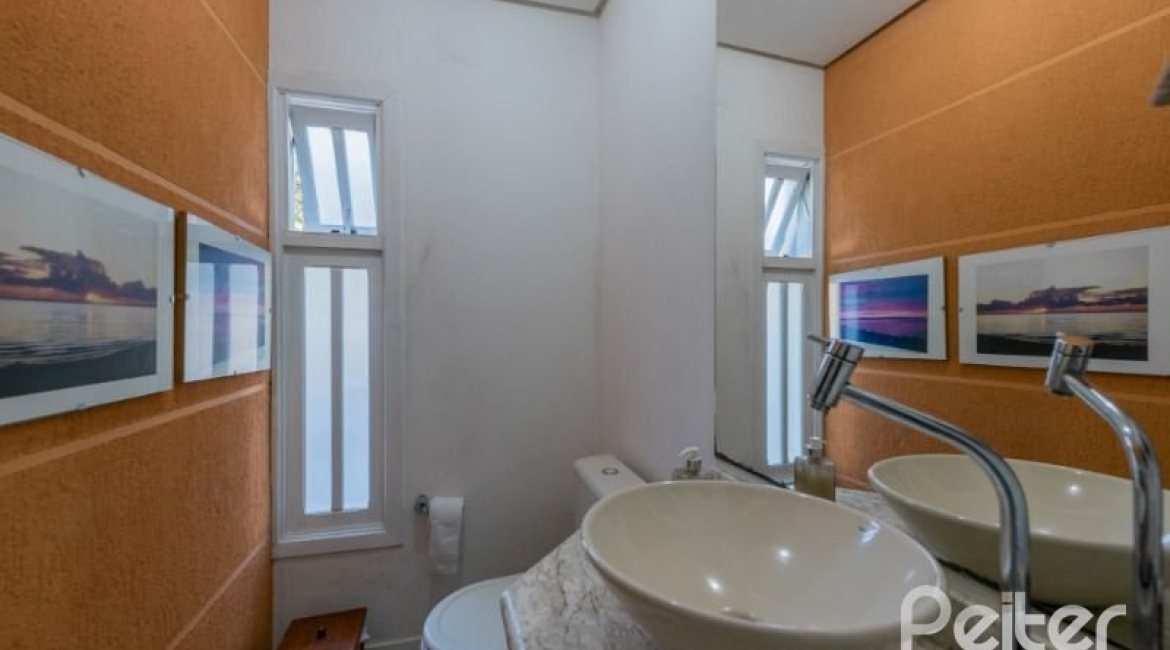 Casa à venda com 215m², 3 dormitórios, 1 suíte, 2 vagas, no bairro Sétimo Céu em Porto Alegre