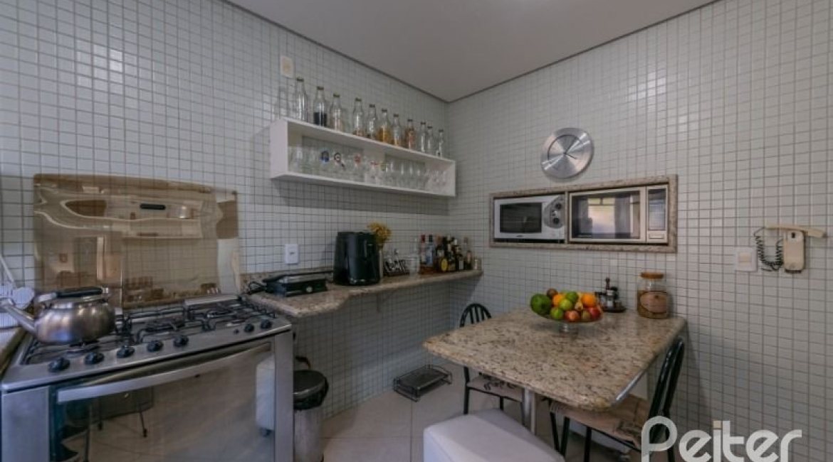 Casa à venda com 215m², 3 dormitórios, 1 suíte, 2 vagas, no bairro Sétimo Céu em Porto Alegre