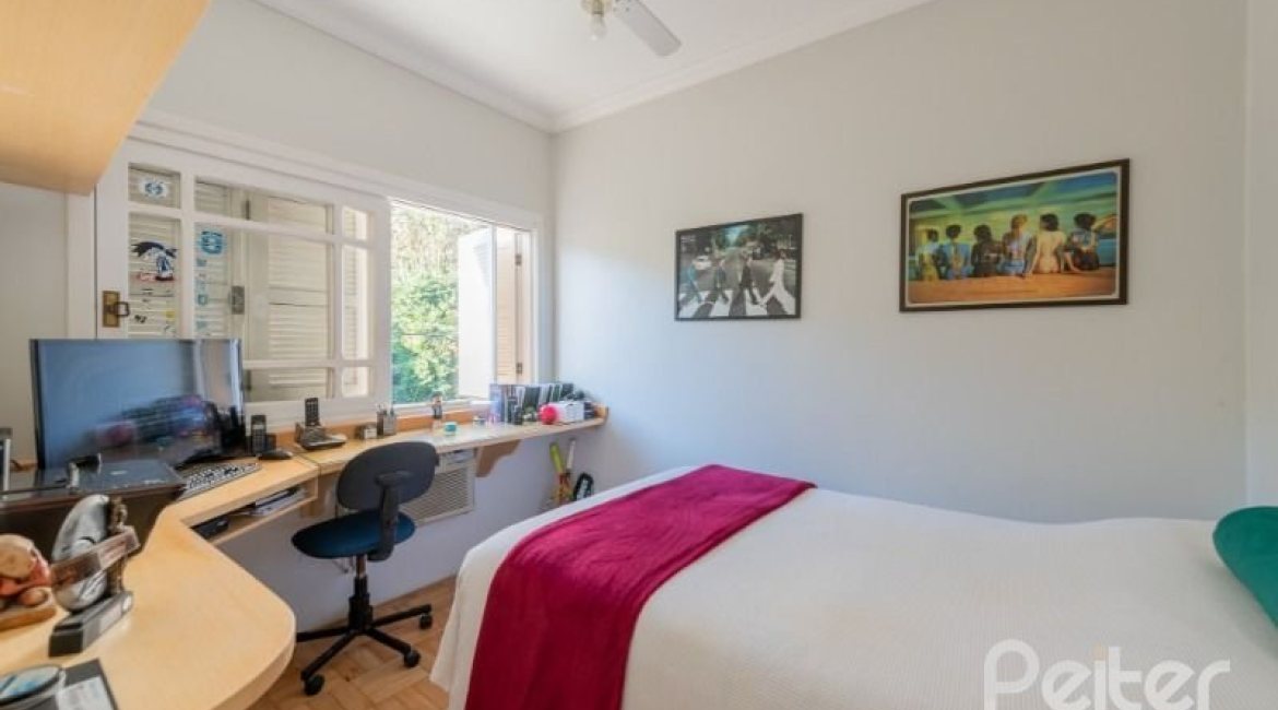 Casa à venda com 215m², 3 dormitórios, 1 suíte, 2 vagas, no bairro Sétimo Céu em Porto Alegre