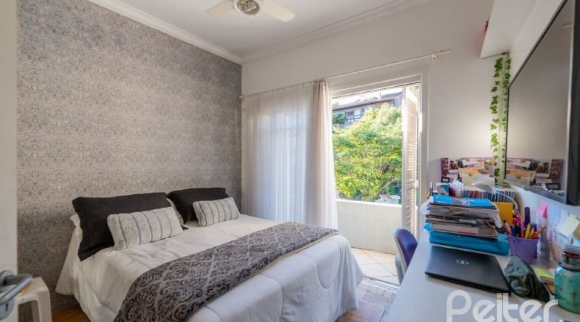 Casa à venda com 215m², 3 dormitórios, 1 suíte, 2 vagas, no bairro Sétimo Céu em Porto Alegre