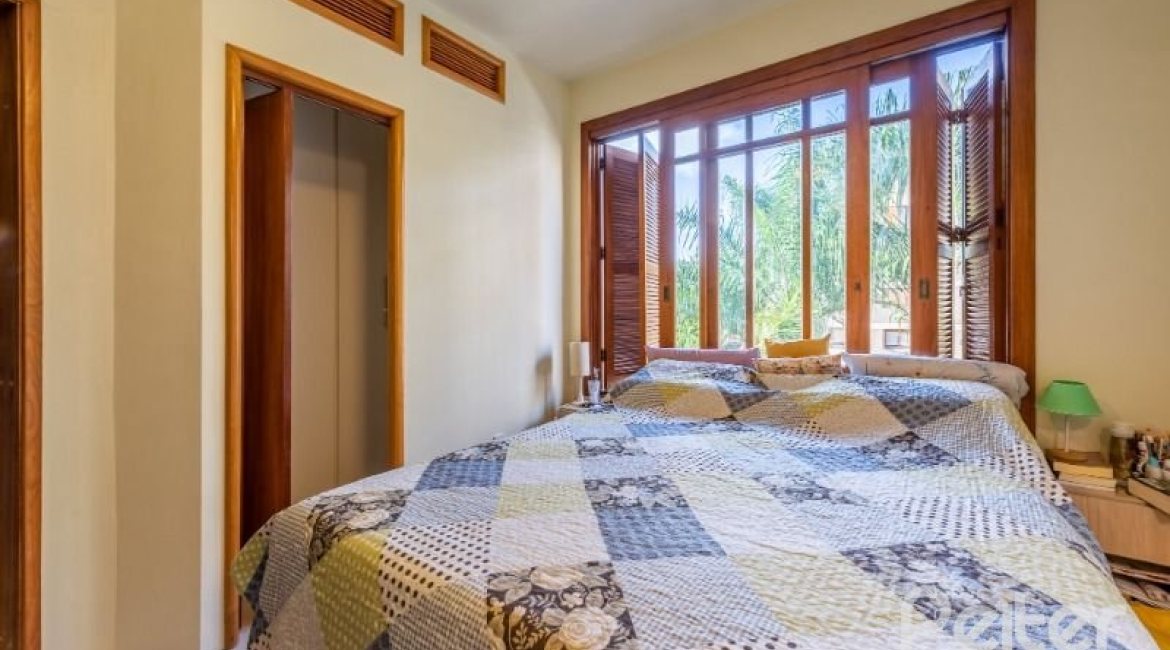 Casa em Condomínio à venda com 181m², 3 dormitórios, 1 suíte, 3 vagas, no bairro Tristeza em PORTO ALEGRE