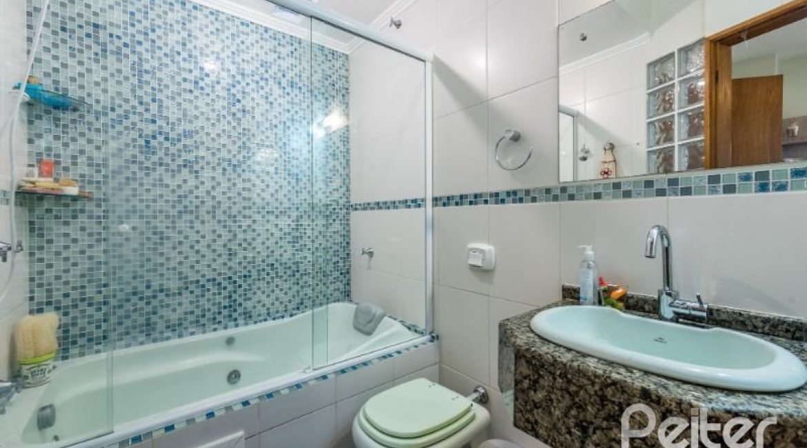 Casa em Condomínio à venda com 181m², 3 dormitórios, 1 suíte, 3 vagas, no bairro Tristeza em PORTO ALEGRE