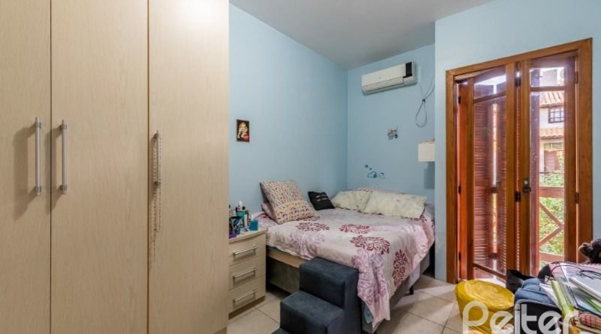 Casa em Condomínio à venda com 181m², 3 dormitórios, 1 suíte, 3 vagas, no bairro Tristeza em PORTO ALEGRE