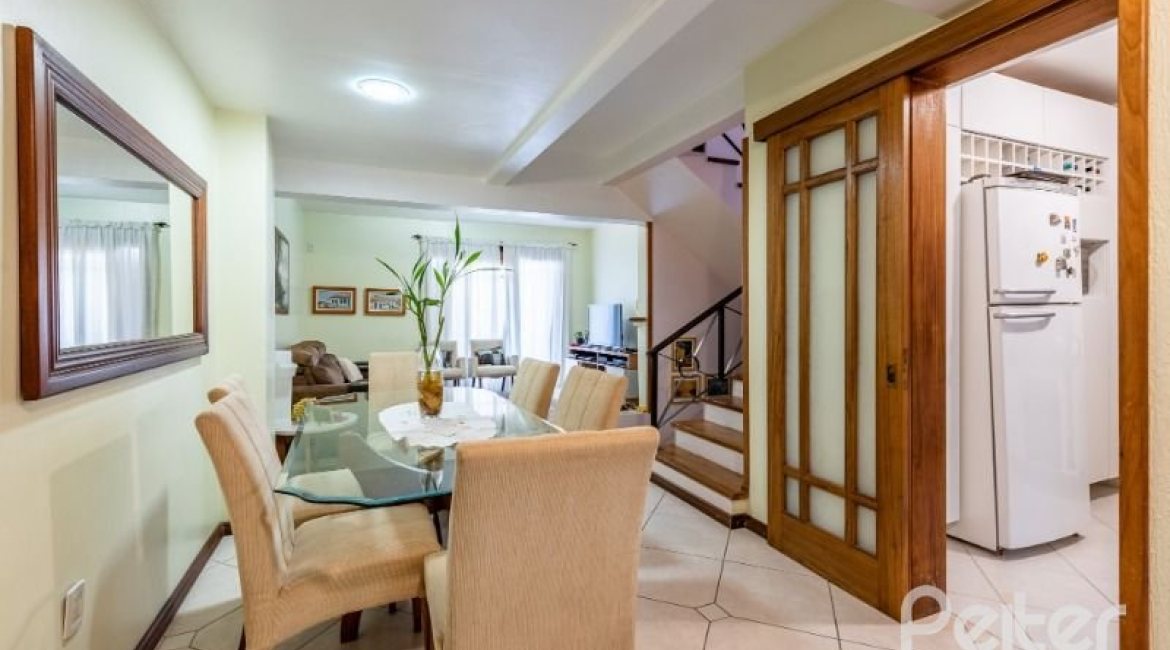 Casa em Condomínio à venda com 181m², 3 dormitórios, 1 suíte, 3 vagas, no bairro Tristeza em PORTO ALEGRE