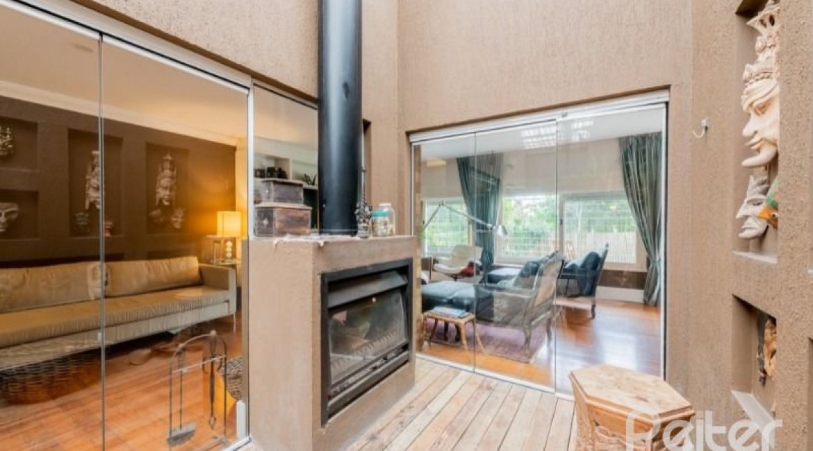 Casa à venda com 220m², 3 dormitórios, 1 suíte, 3 vagas, no bairro Tristeza em Porto Alegre