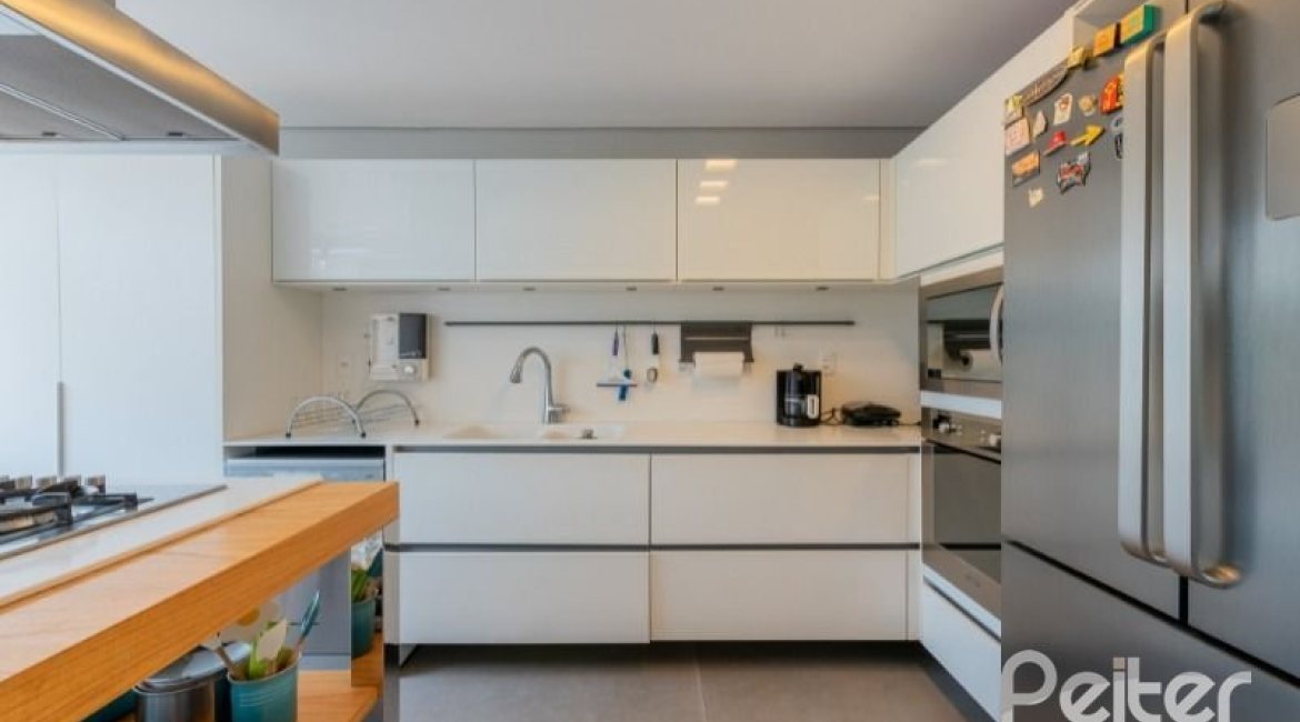 Casa à venda com 220m², 3 dormitórios, 1 suíte, 3 vagas, no bairro Tristeza em Porto Alegre