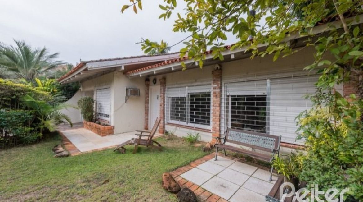 Casa à venda com 220m², 3 dormitórios, 1 suíte, 3 vagas, no bairro Tristeza em Porto Alegre