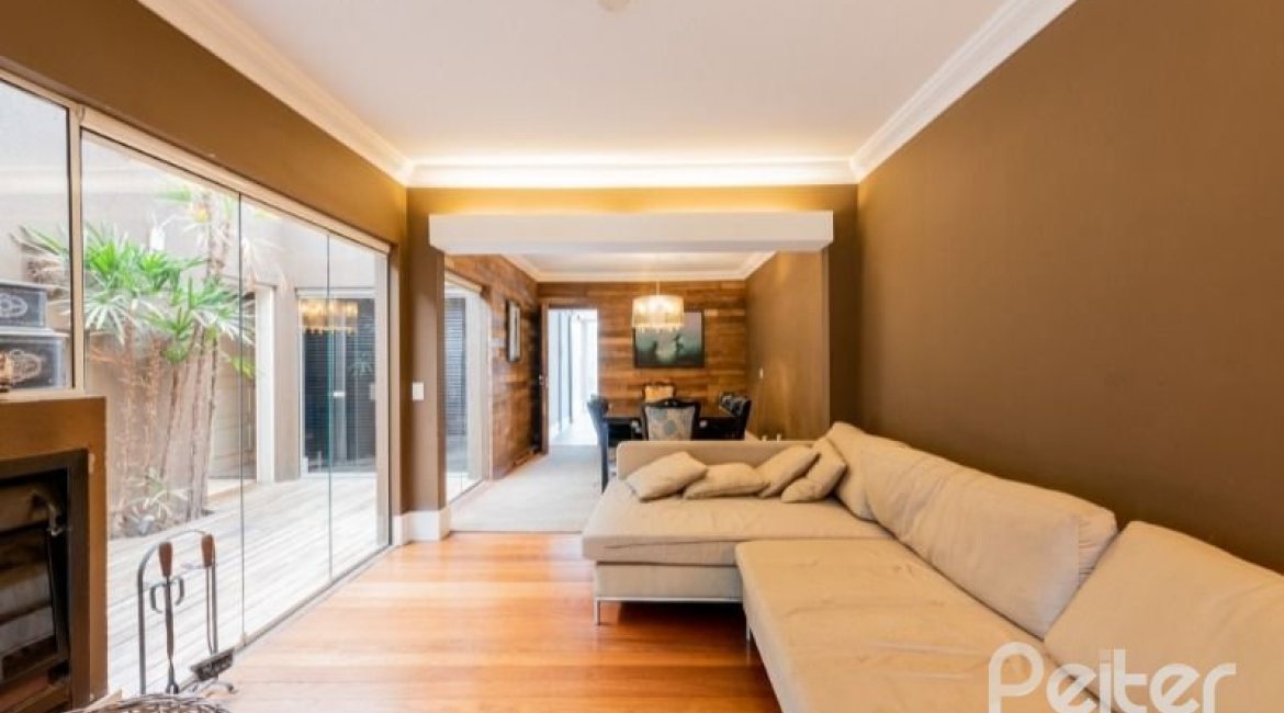 Casa à venda com 220m², 3 dormitórios, 1 suíte, 3 vagas, no bairro Tristeza em Porto Alegre