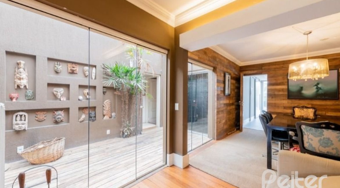 Casa à venda com 220m², 3 dormitórios, 1 suíte, 3 vagas, no bairro Tristeza em Porto Alegre