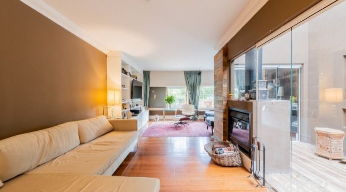 Casa à venda com 220m², 3 dormitórios, 1 suíte, 3 vagas, no bairro Tristeza em Porto Alegre