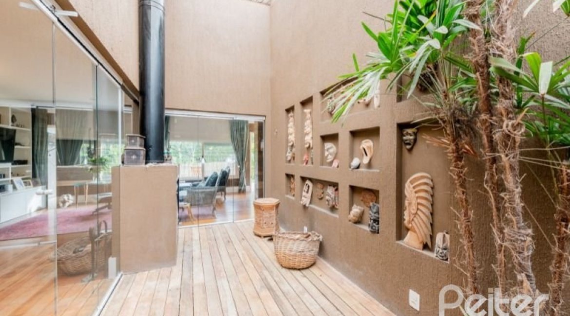 Casa à venda com 220m², 3 dormitórios, 1 suíte, 3 vagas, no bairro Tristeza em Porto Alegre