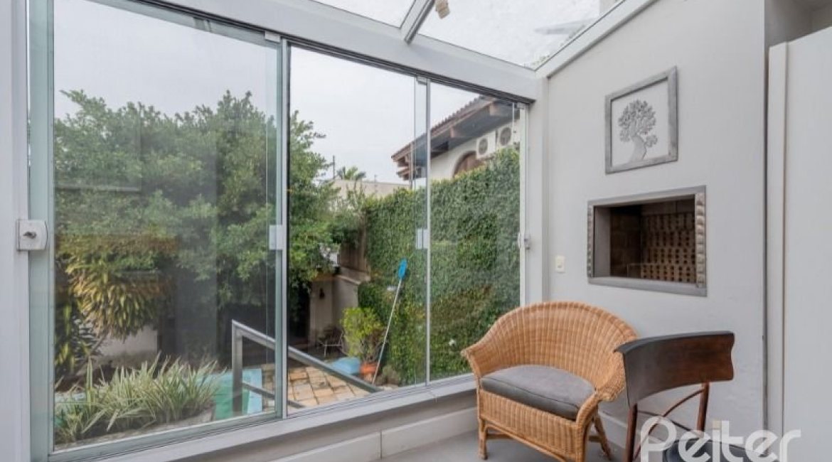 Casa à venda com 220m², 3 dormitórios, 1 suíte, 3 vagas, no bairro Tristeza em Porto Alegre