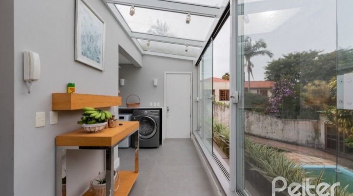 Casa à venda com 220m², 3 dormitórios, 1 suíte, 3 vagas, no bairro Tristeza em Porto Alegre