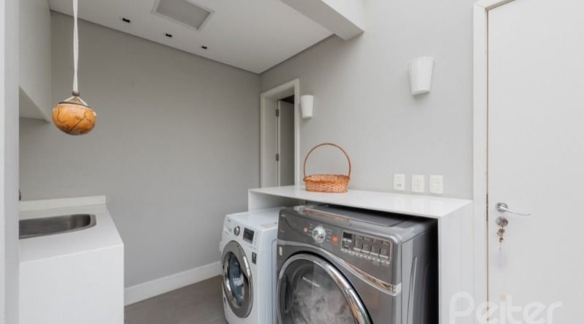 Casa à venda com 220m², 3 dormitórios, 1 suíte, 3 vagas, no bairro Tristeza em Porto Alegre