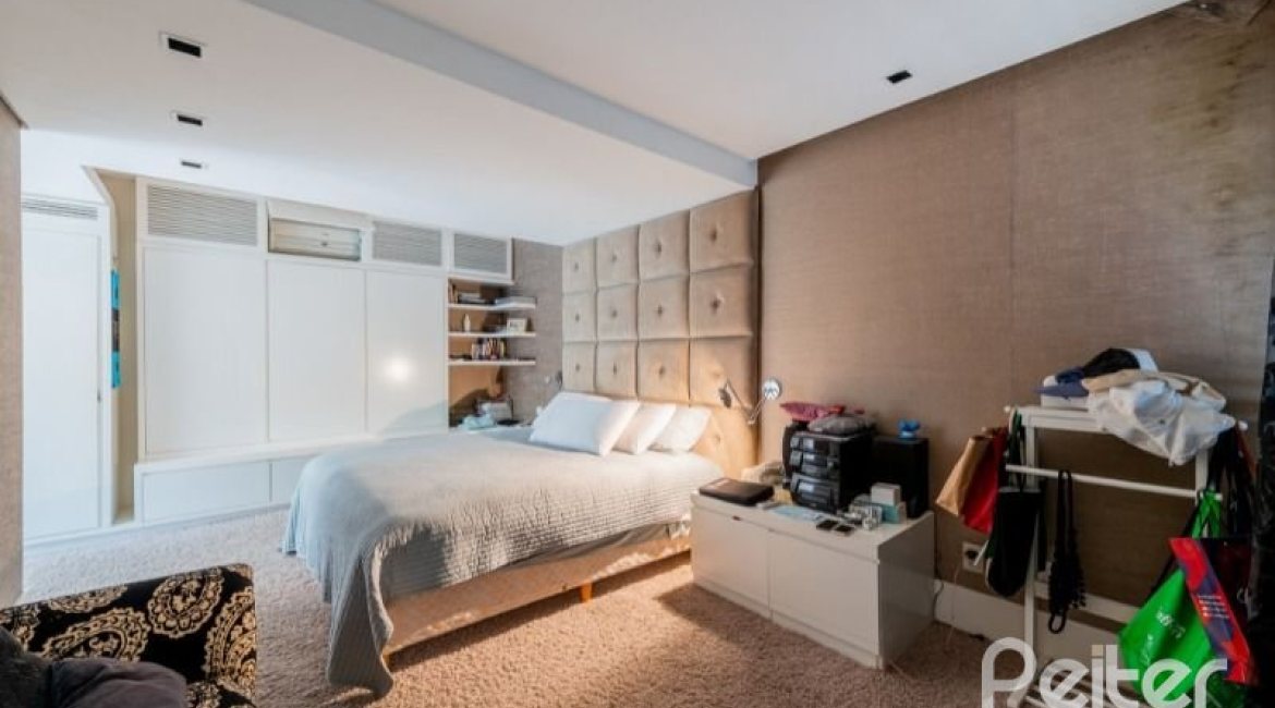 Casa à venda com 220m², 3 dormitórios, 1 suíte, 3 vagas, no bairro Tristeza em Porto Alegre