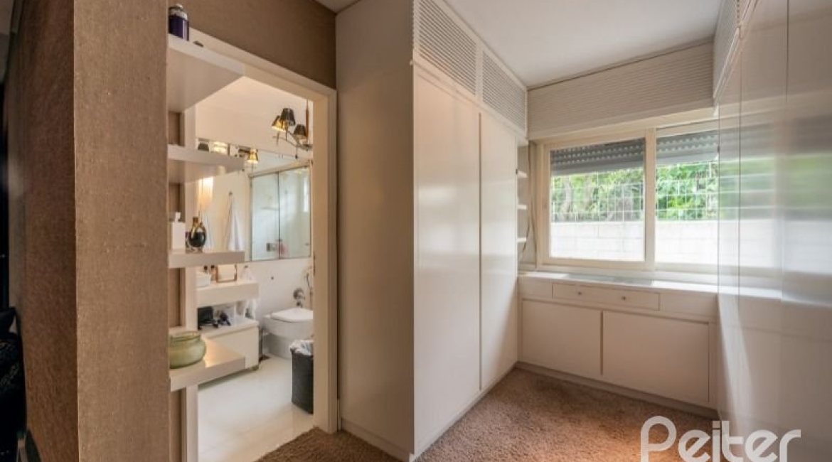 Casa à venda com 220m², 3 dormitórios, 1 suíte, 3 vagas, no bairro Tristeza em Porto Alegre