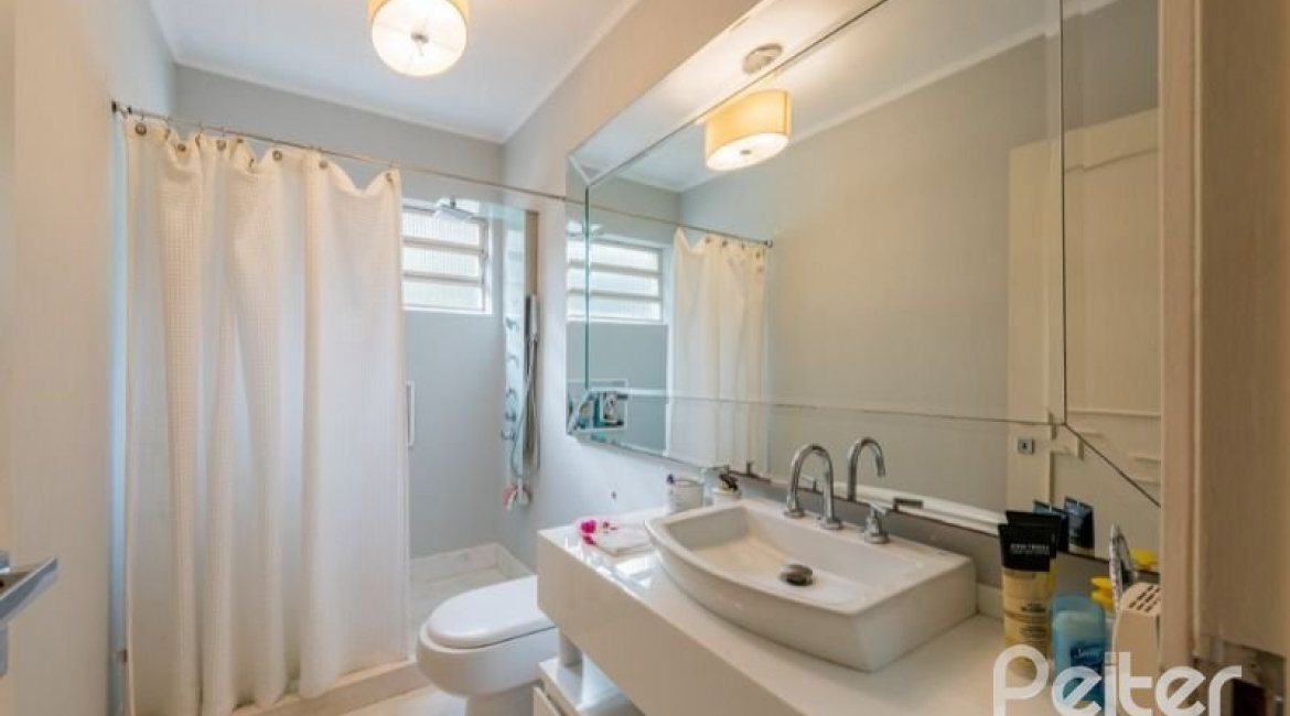 Casa à venda com 220m², 3 dormitórios, 1 suíte, 3 vagas, no bairro Tristeza em Porto Alegre