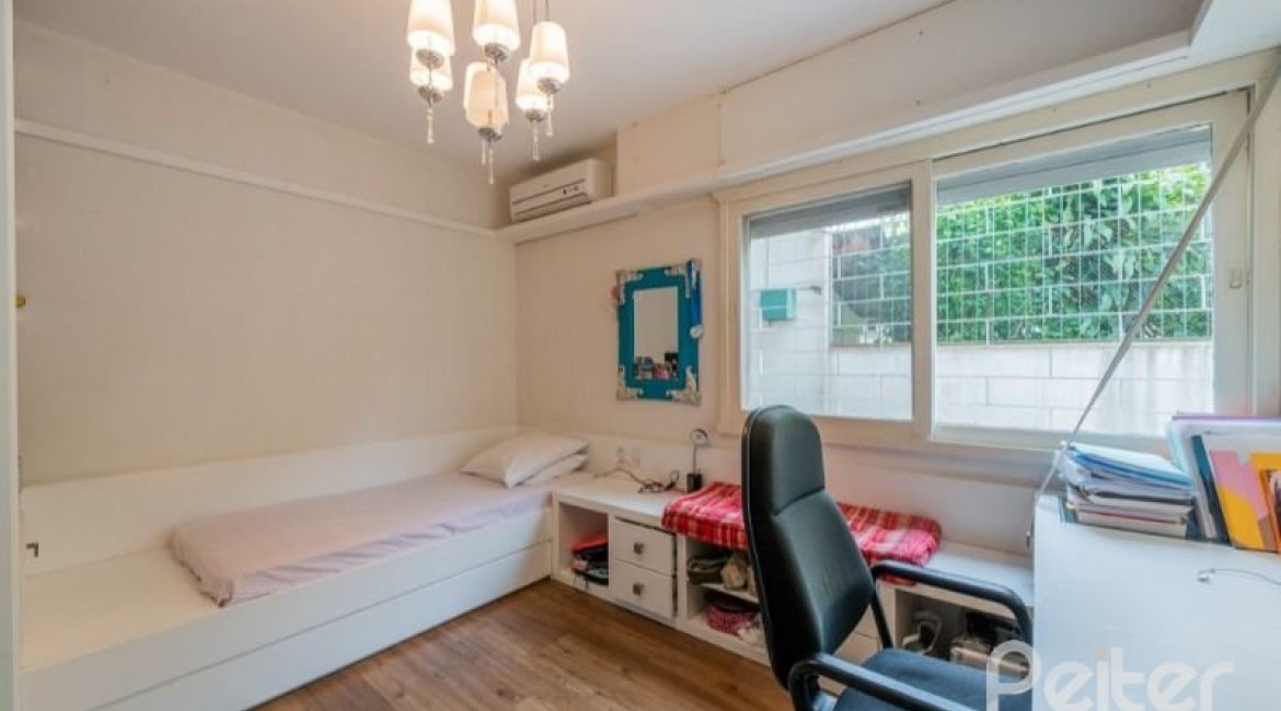 Casa à venda com 220m², 3 dormitórios, 1 suíte, 3 vagas, no bairro Tristeza em Porto Alegre