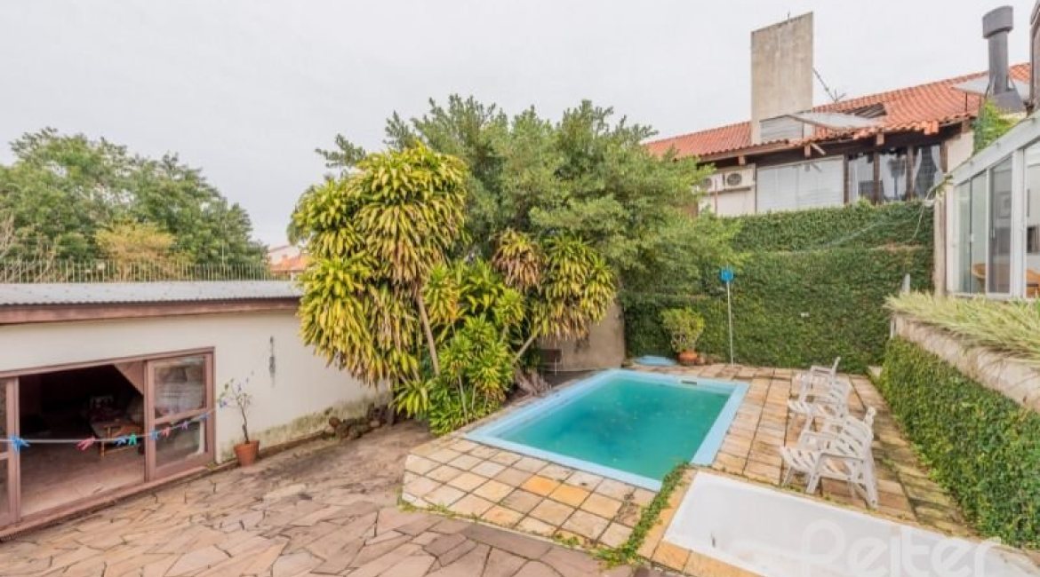 Casa à venda com 220m², 3 dormitórios, 1 suíte, 3 vagas, no bairro Tristeza em Porto Alegre