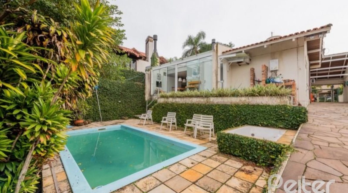 Casa à venda com 220m², 3 dormitórios, 1 suíte, 3 vagas, no bairro Tristeza em Porto Alegre