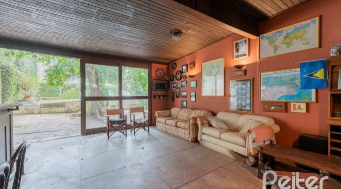 Casa à venda com 220m², 3 dormitórios, 1 suíte, 3 vagas, no bairro Tristeza em Porto Alegre