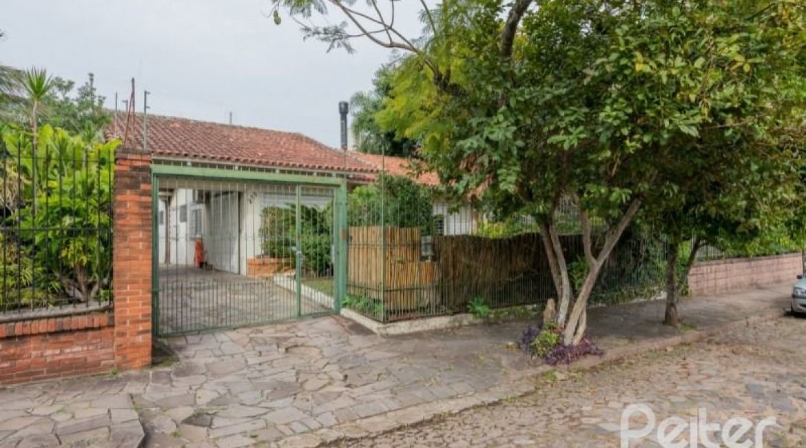 Casa à venda com 220m², 3 dormitórios, 1 suíte, 3 vagas, no bairro Tristeza em Porto Alegre