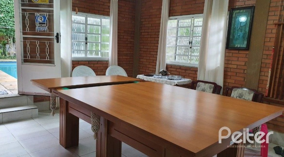 Casa à venda com 200m², 3 dormitórios, 2 vagas, no bairro Tristeza em Porto Alegre