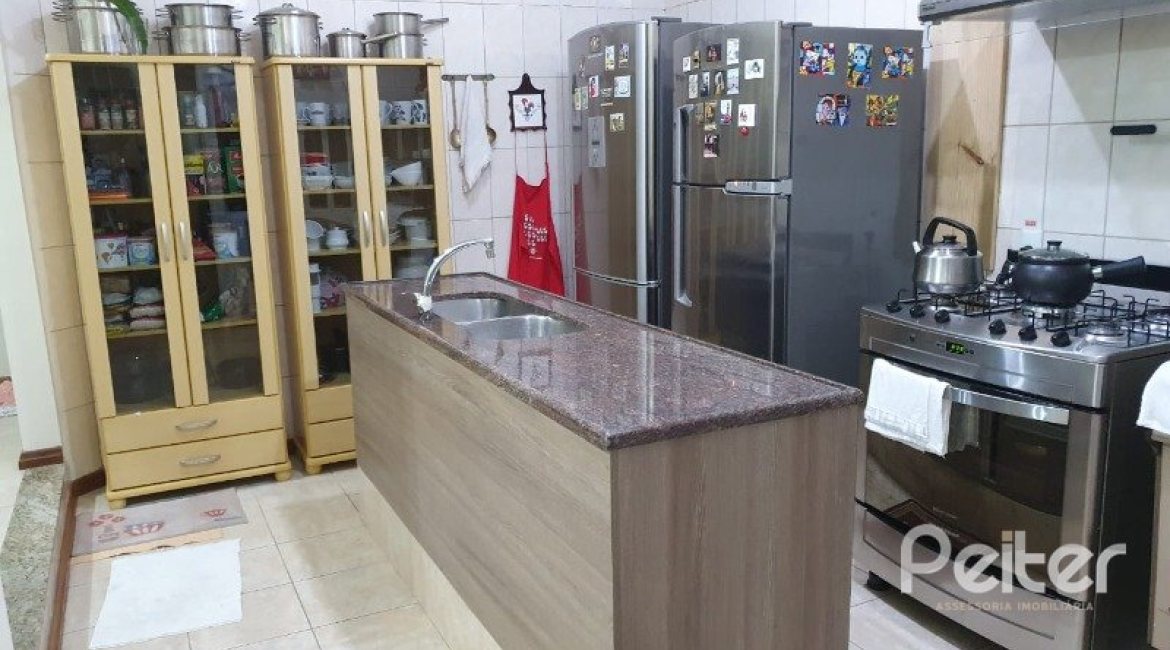 Casa à venda com 200m², 3 dormitórios, 2 vagas, no bairro Tristeza em Porto Alegre