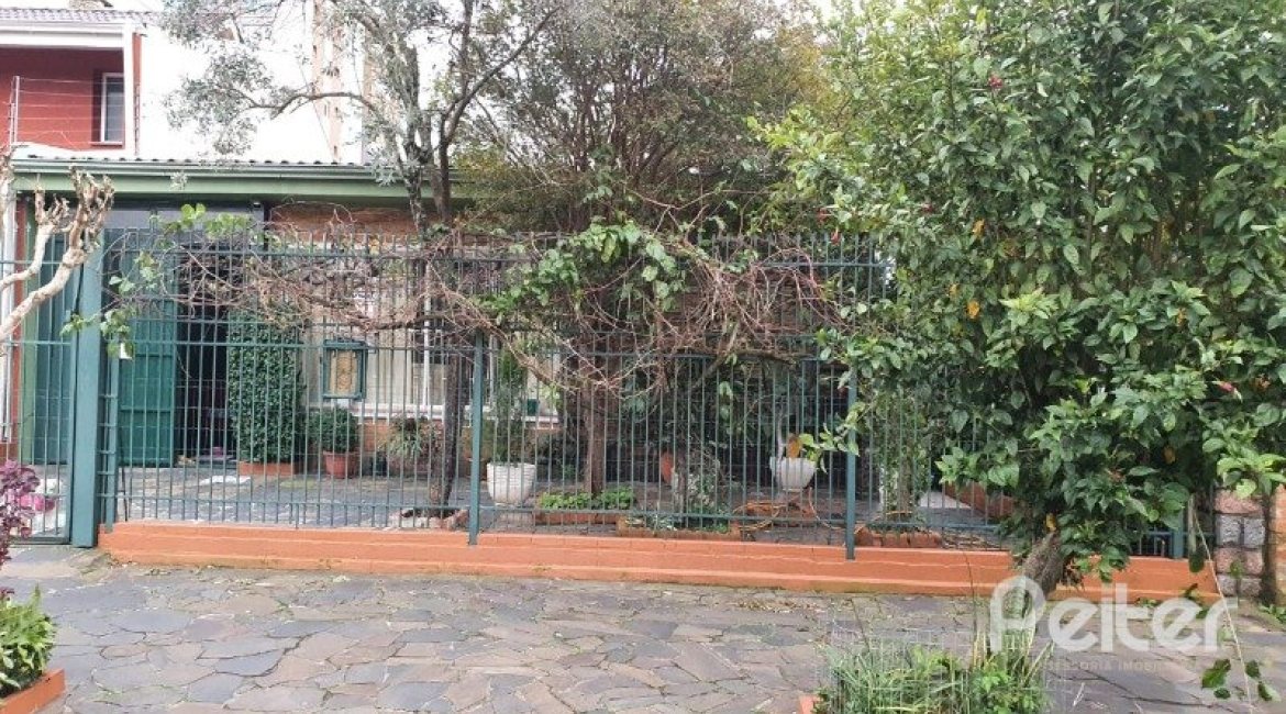 Casa à venda com 200m², 3 dormitórios, 2 vagas, no bairro Tristeza em Porto Alegre