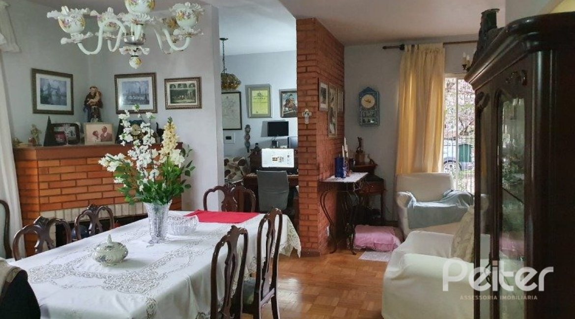 Casa à venda com 200m², 3 dormitórios, 2 vagas, no bairro Tristeza em Porto Alegre