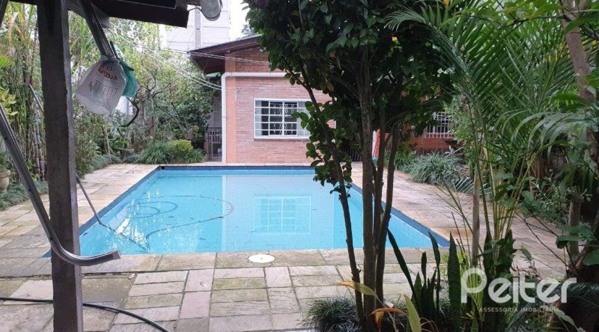 Casa à venda com 200m², 3 dormitórios, 2 vagas, no bairro Tristeza em Porto Alegre