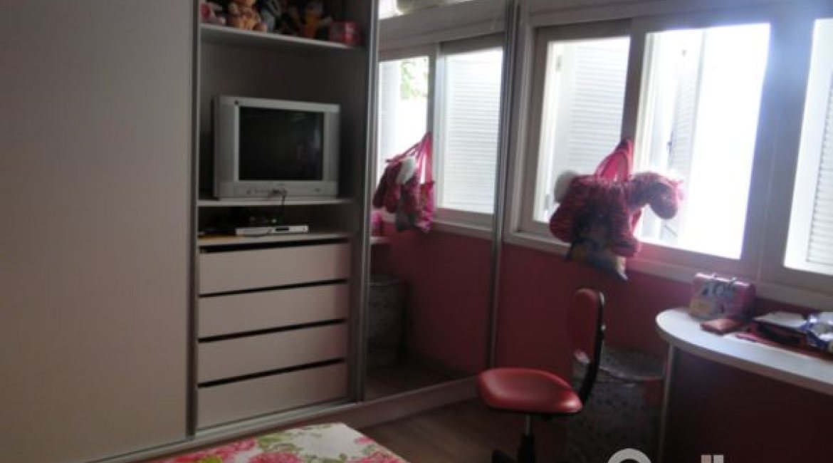 Casa à venda com 333m², 3 dormitórios, 1 suíte, 3 vagas, no bairro Ipanema em Porto Alegre