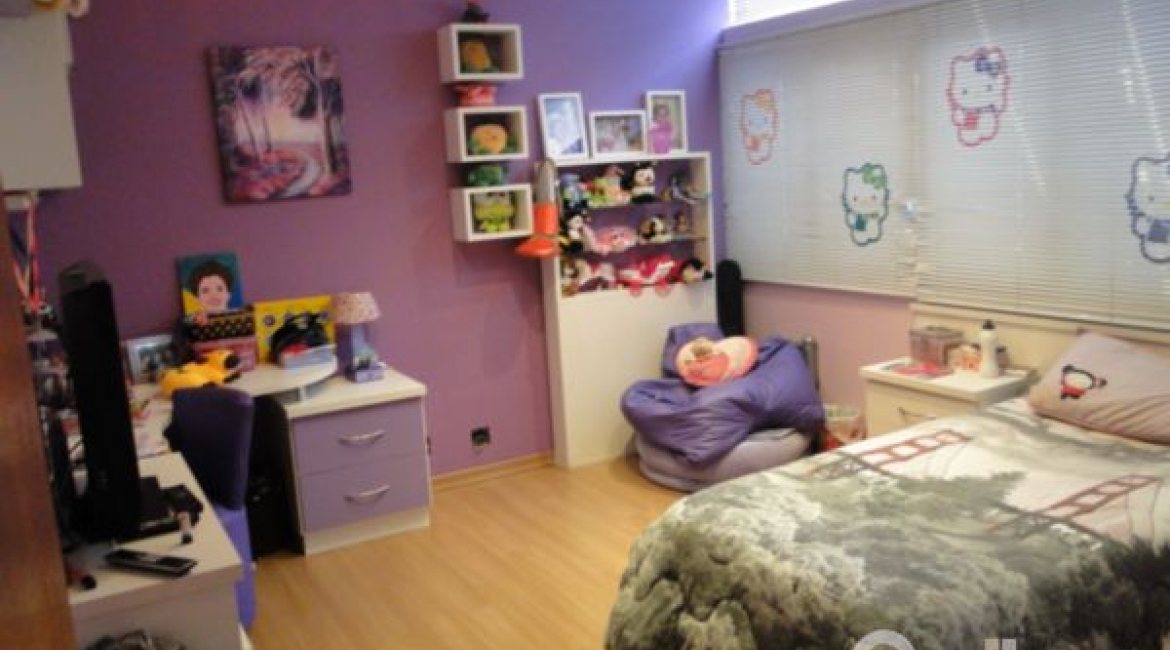 Casa à venda com 333m², 3 dormitórios, 1 suíte, 3 vagas, no bairro Ipanema em Porto Alegre