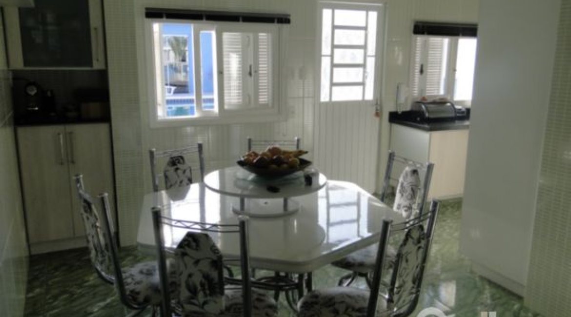 Casa à venda com 333m², 3 dormitórios, 1 suíte, 3 vagas, no bairro Ipanema em Porto Alegre