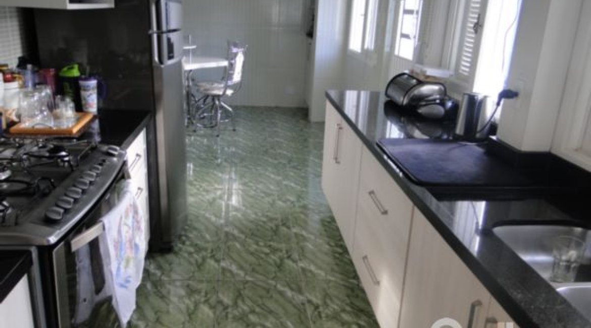 Casa à venda com 333m², 3 dormitórios, 1 suíte, 3 vagas, no bairro Ipanema em Porto Alegre