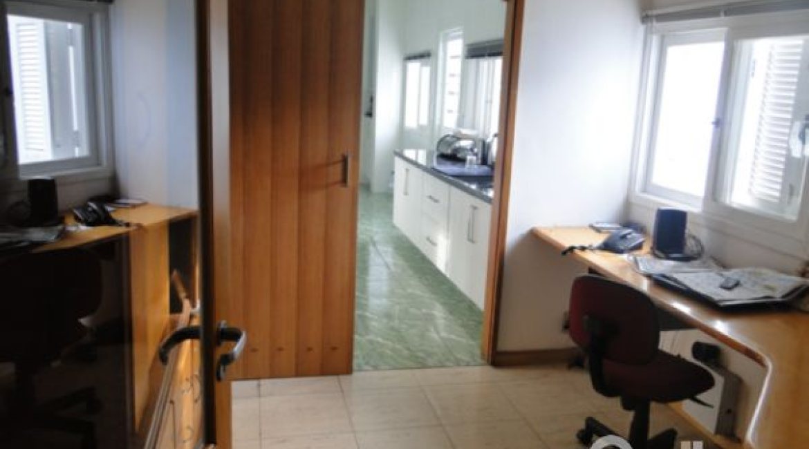 Casa à venda com 333m², 3 dormitórios, 1 suíte, 3 vagas, no bairro Ipanema em Porto Alegre