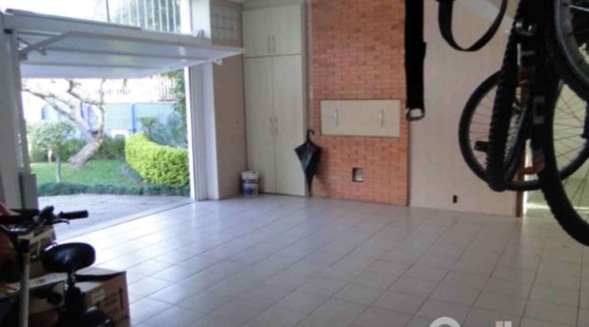 Casa à venda com 333m², 3 dormitórios, 1 suíte, 3 vagas, no bairro Ipanema em Porto Alegre