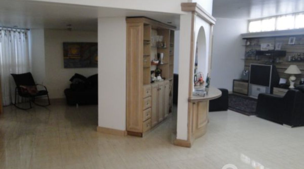 Casa à venda com 333m², 3 dormitórios, 1 suíte, 3 vagas, no bairro Ipanema em Porto Alegre