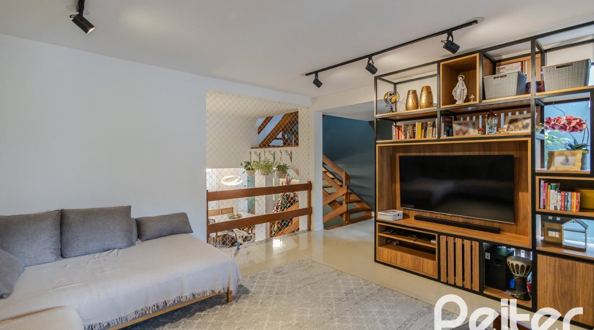 Casa em Condomínio à venda com 185m², 3 dormitórios, 1 suíte, 2 vagas, no bairro Vila Nova em PORTO ALEGRE